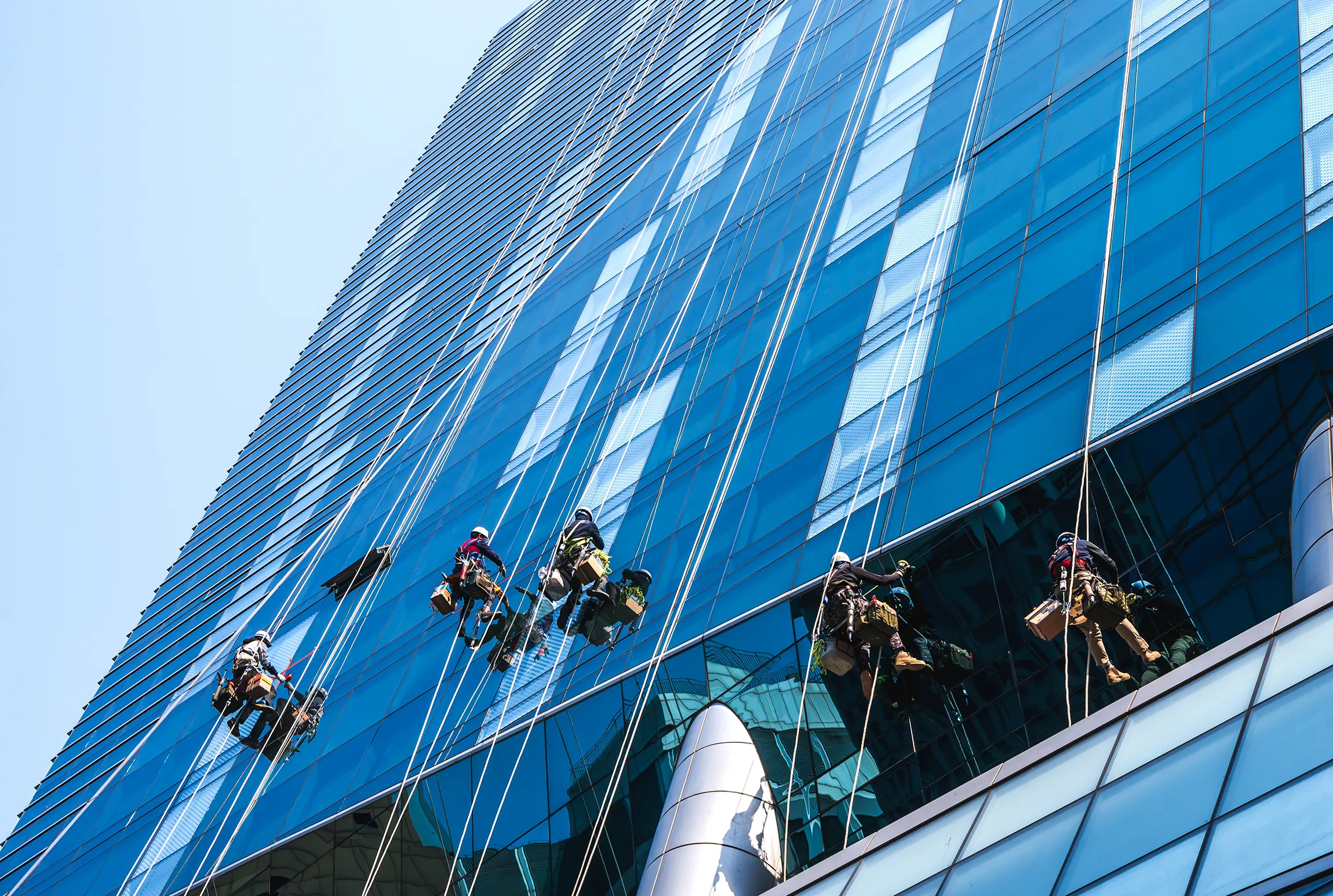 Kuru-Facility-Management-leistungen-Glas-und-Fassadenreinigung-section-02